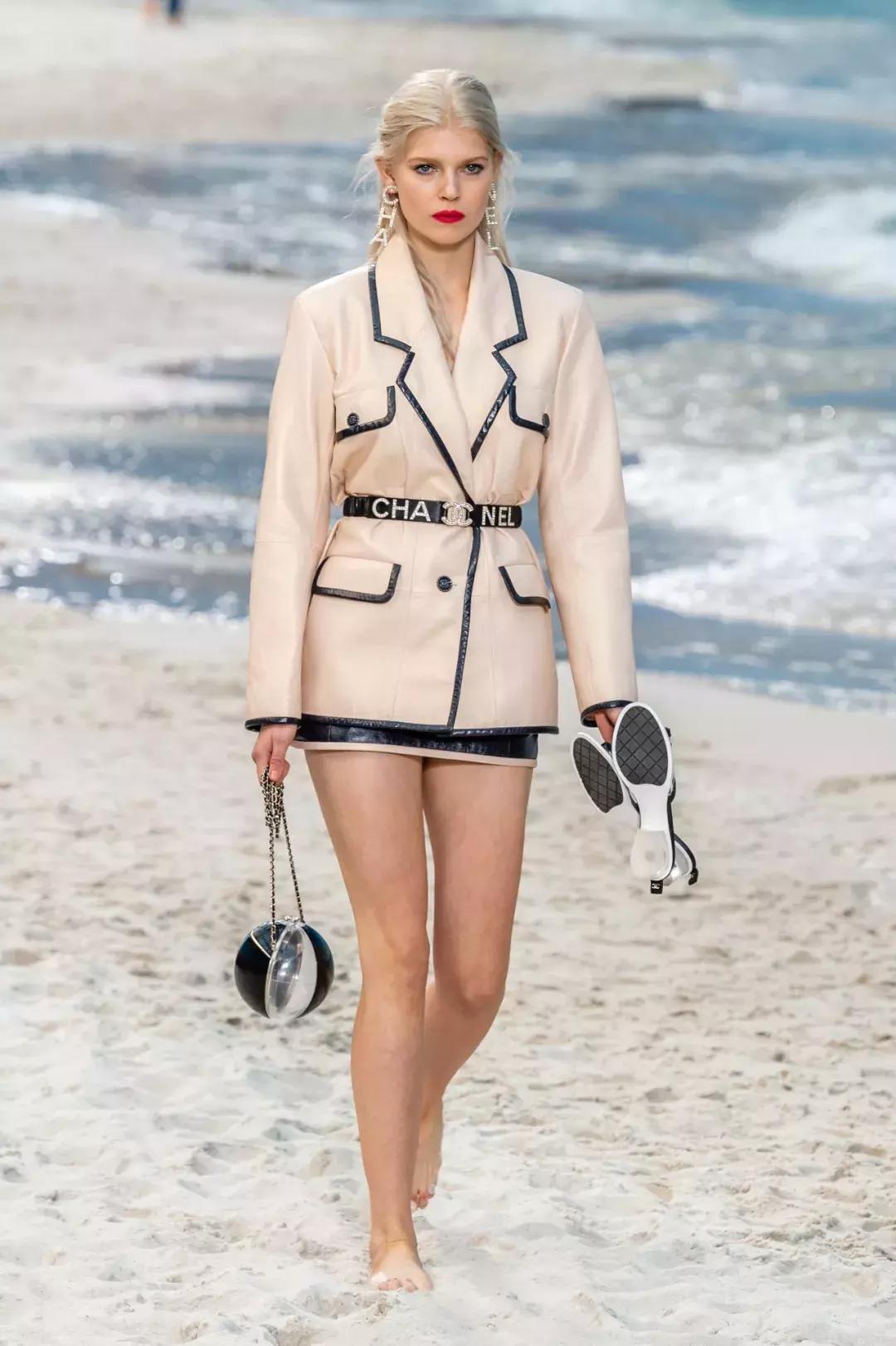 今年爆款皮毛一体女装,高档红色皮毛一体女装新款