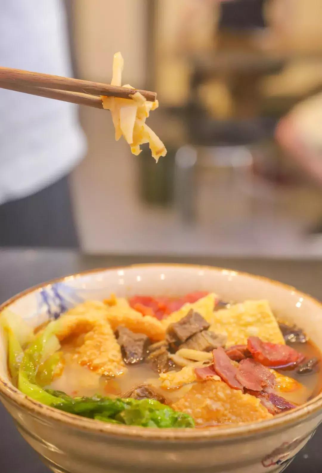 掐着鼻子分辨不出来饮料味道,螺蛳粉到底有何魅力