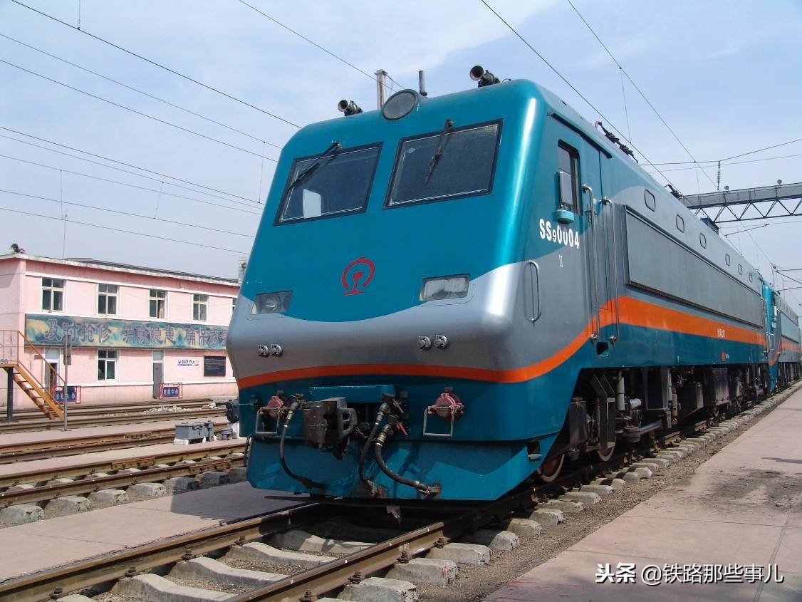 韶山ss9型电力机车夜晚进站,韶山SS9型准高速电力机车