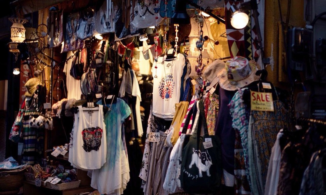 小县城服装店一个月能赚多少钱,小型服装店一年能赚多少钱