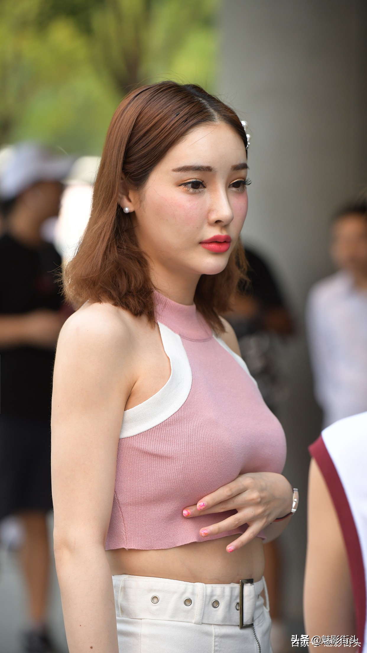 小高跟凉鞋牛仔短裤,牛仔短裤搭配衣服高跟凉鞋