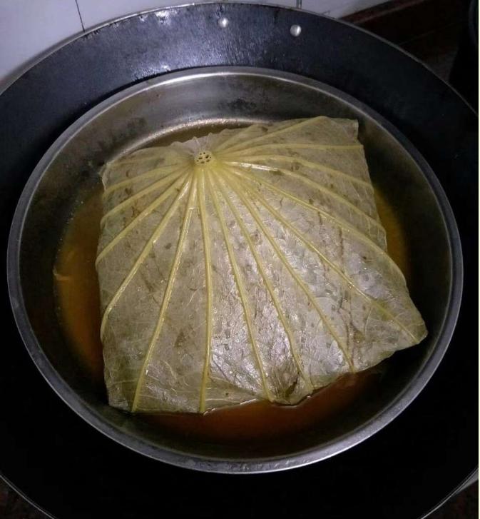 荷叶鸡特别香,淡淡的荷叶香