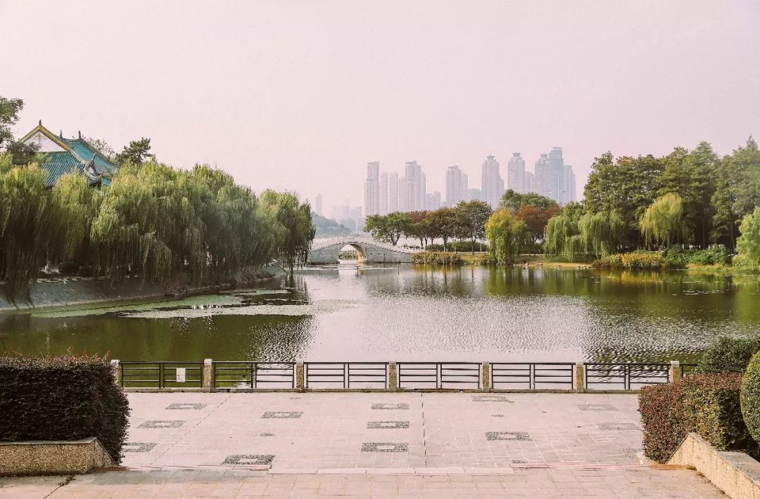 穿梭60年,武汉公交无轨电车1路