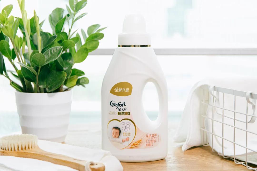 T恤穿腻了?想要时髦又遮肉,春夏白衬衫应该这么洗和这样穿