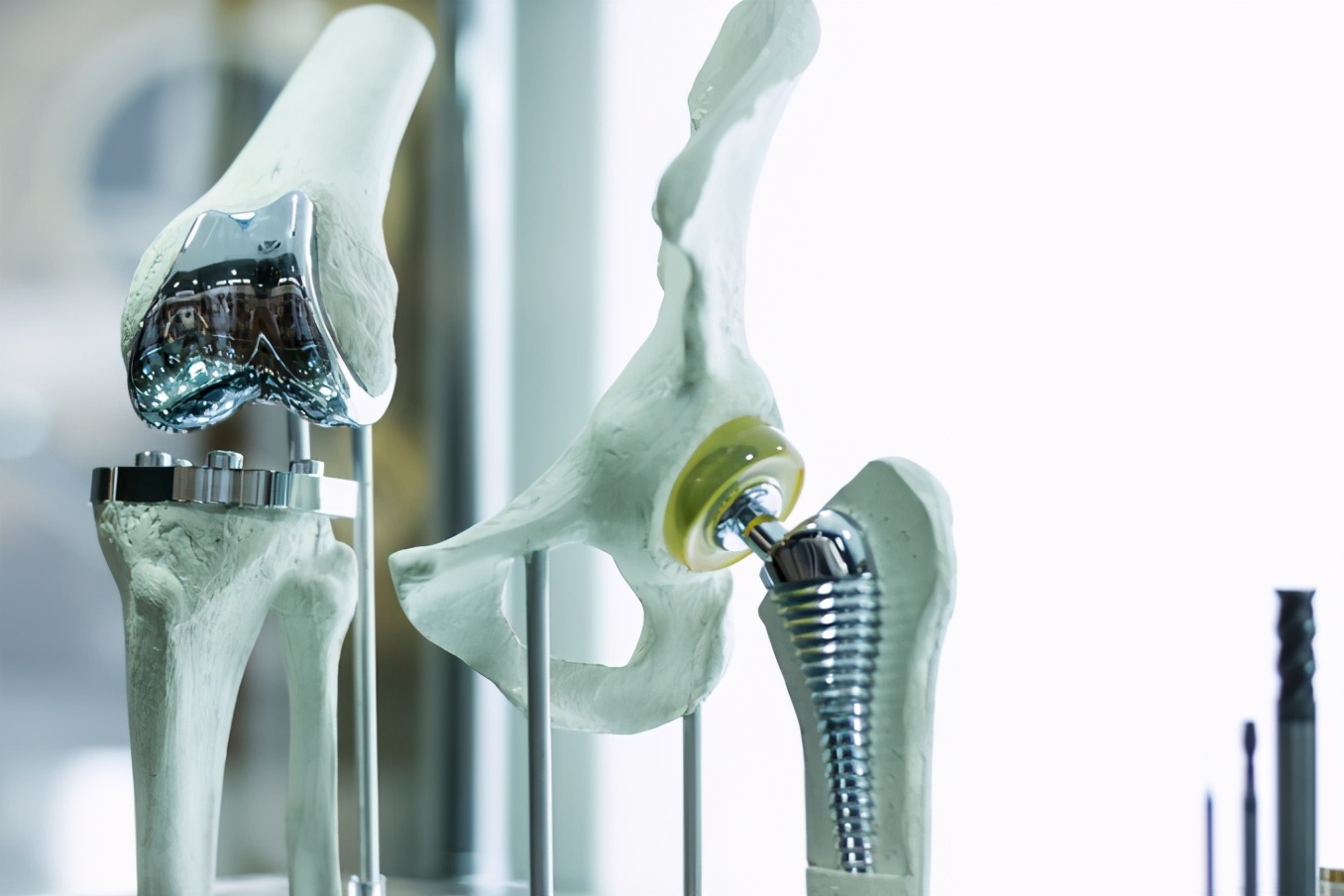 新华医疗跌7.90%,新华医疗跌5.27%