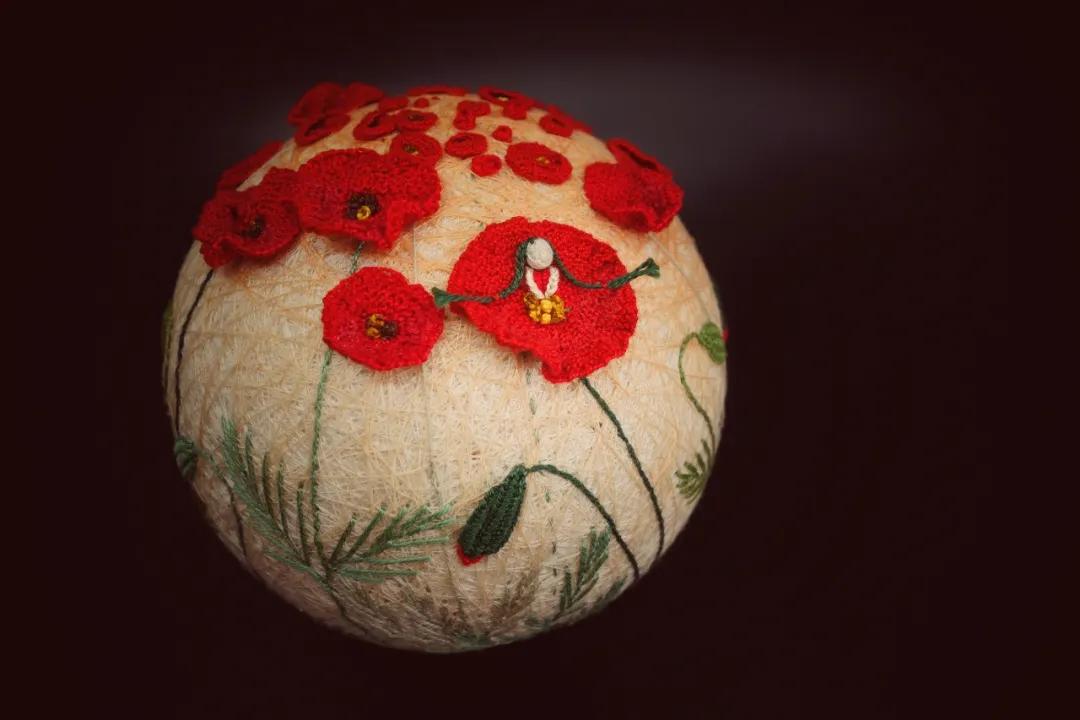 惊艳!“球上刺绣”你见过吗?她在球上绣出二十四节气,无数粉丝为之打call