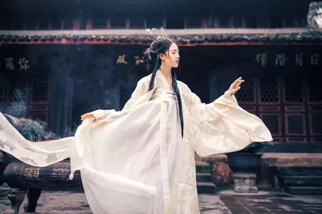 为啥菜不摆三筷不成五席不成六,俗语菜不摆三筷不成五席