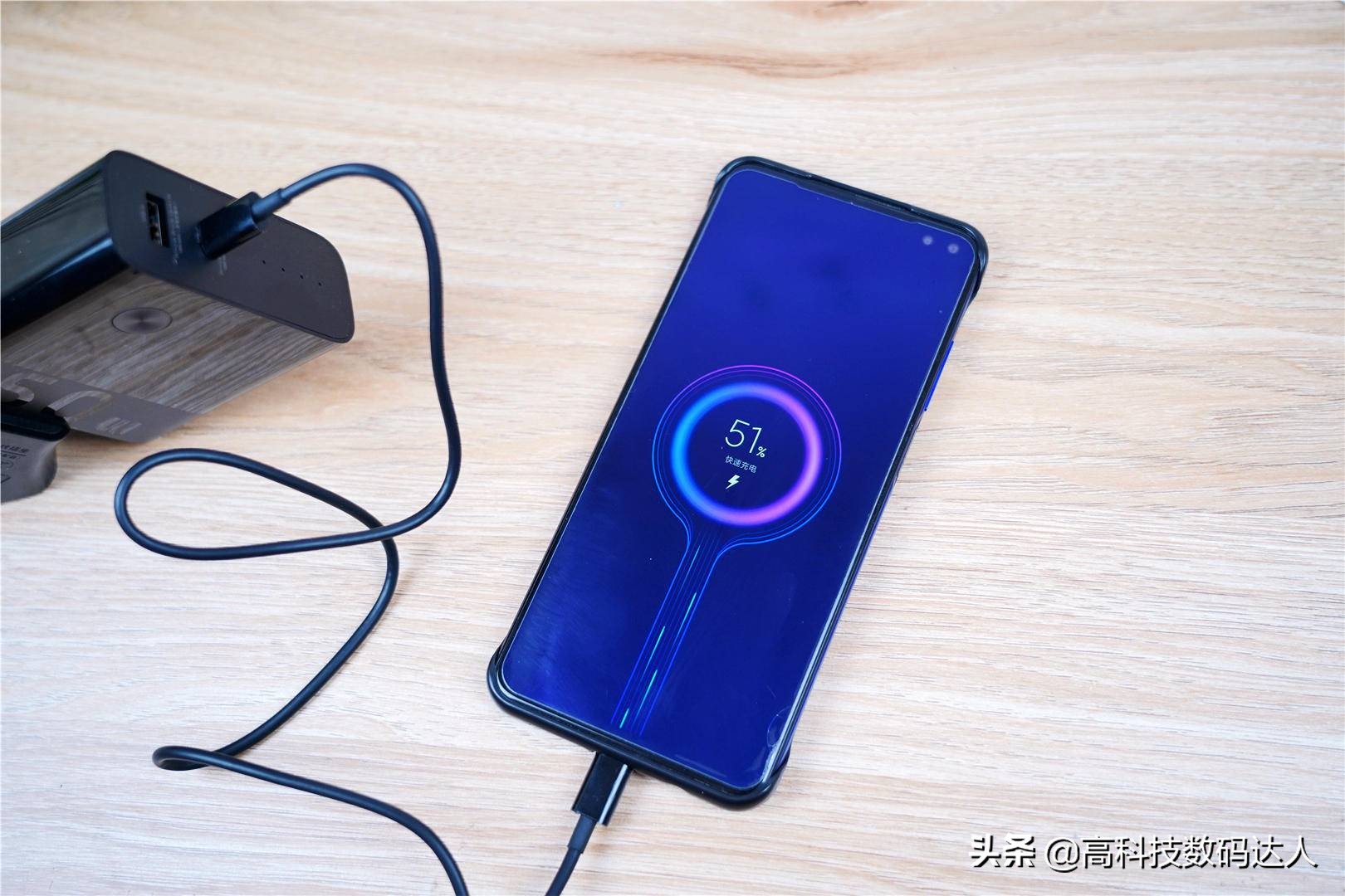 小米充电宝三向充电,小米充电宝用双向usb接口充电