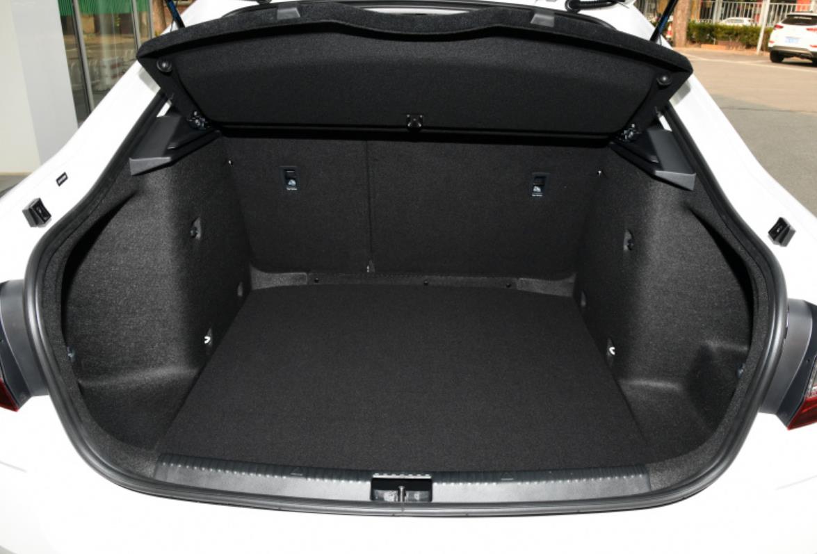 同重量的轿车和suv哪个省油,15万买强实力家用车买这4款准没错