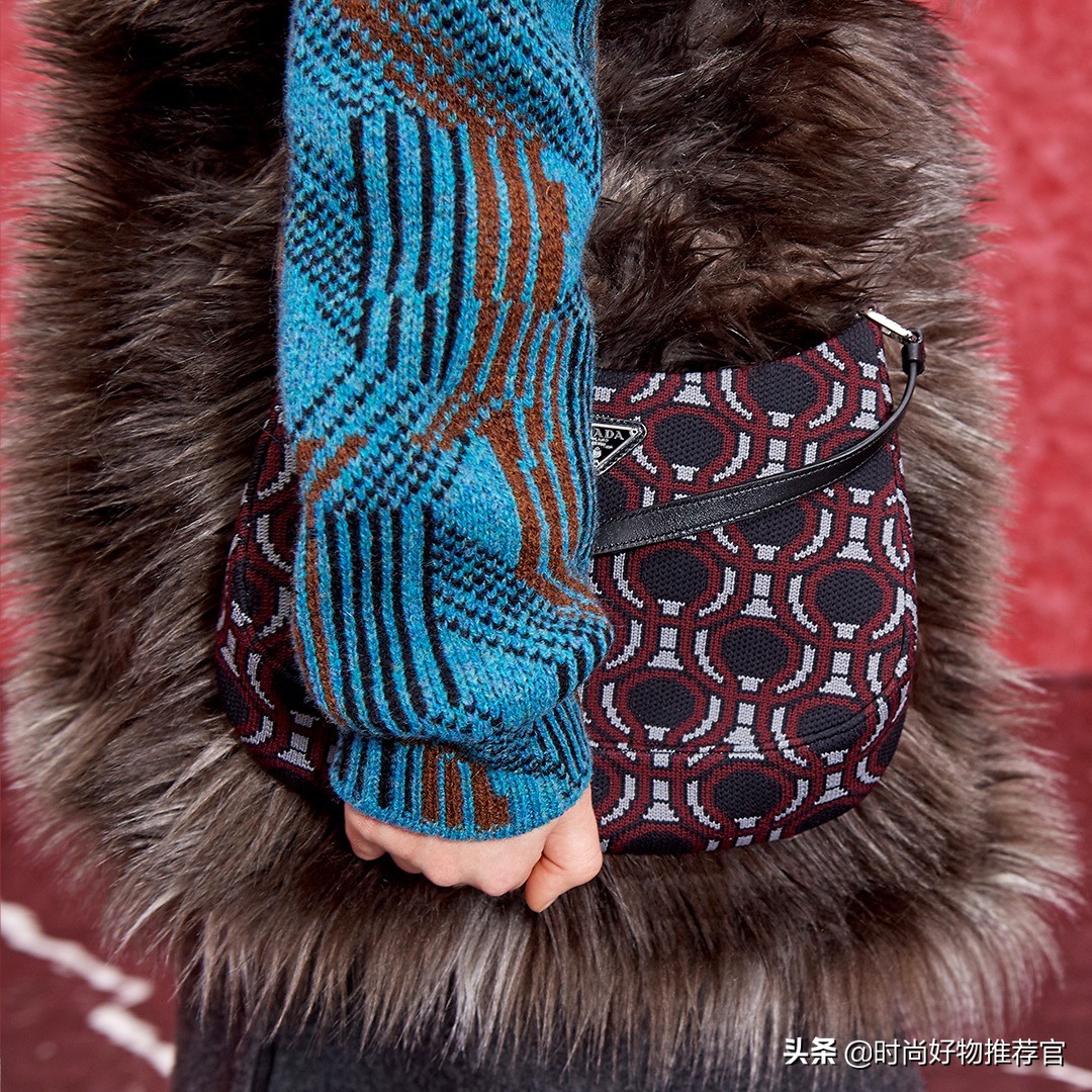 prada绗缝尼龙男士包,prada徽标印花帆布包