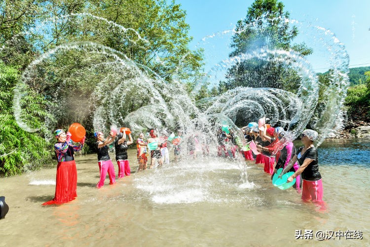 2020汉中水上表演,城固二里泼水