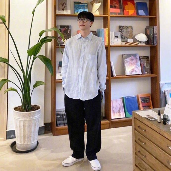 偏瘦的男生夏天怎么穿搭才好看,太瘦的男生怎么穿搭好看