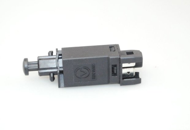 刹车灯一直亮熄火也亮怎么解决,高位刹车灯亮但是左右刹车灯不亮