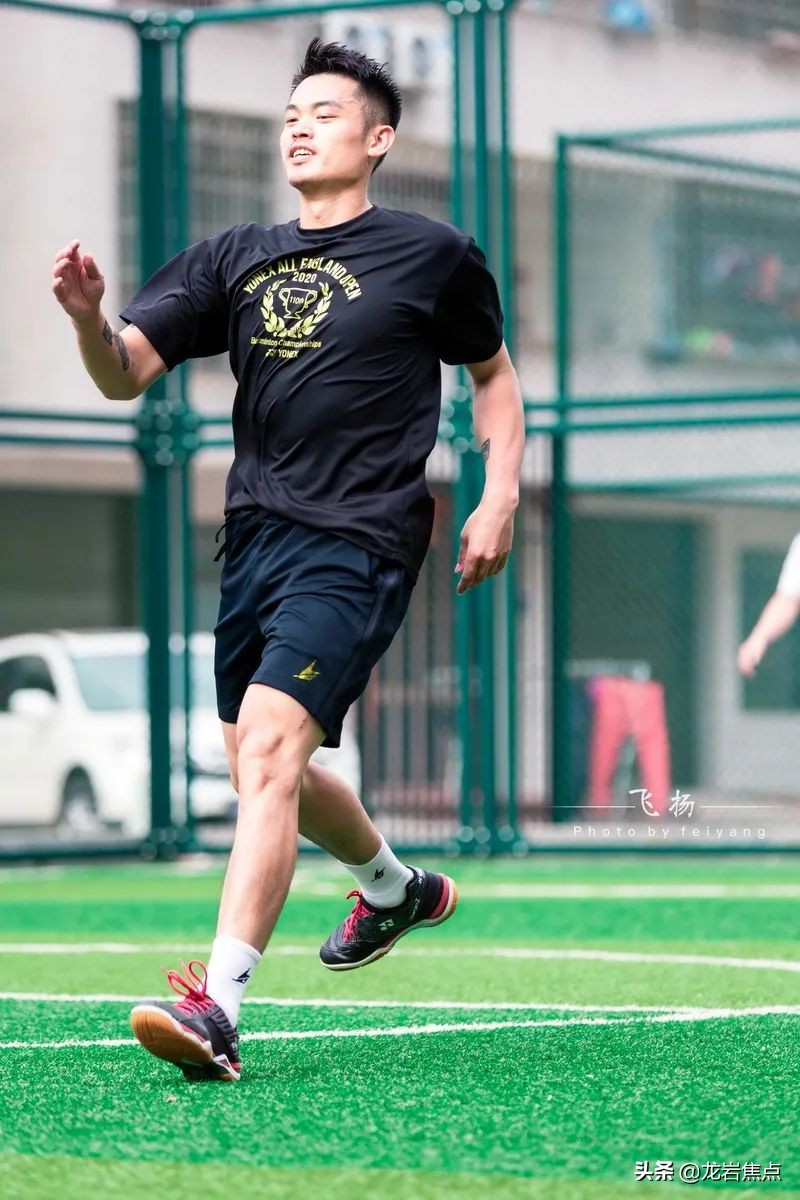 林丹脚踢球,林丹回到球场赢了