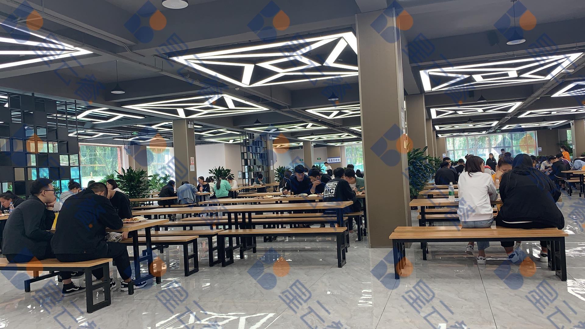 一流学校食堂,充满科技感的学校食堂