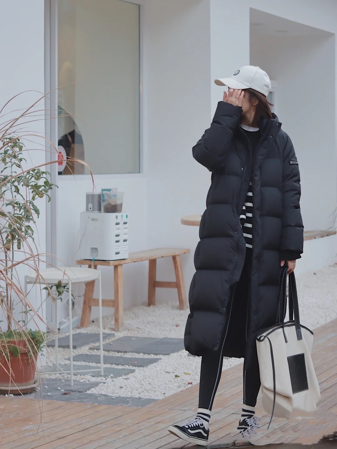 黑色羽绒服补破洞针法隐形,黑色羽绒服后面破洞巧补的图解