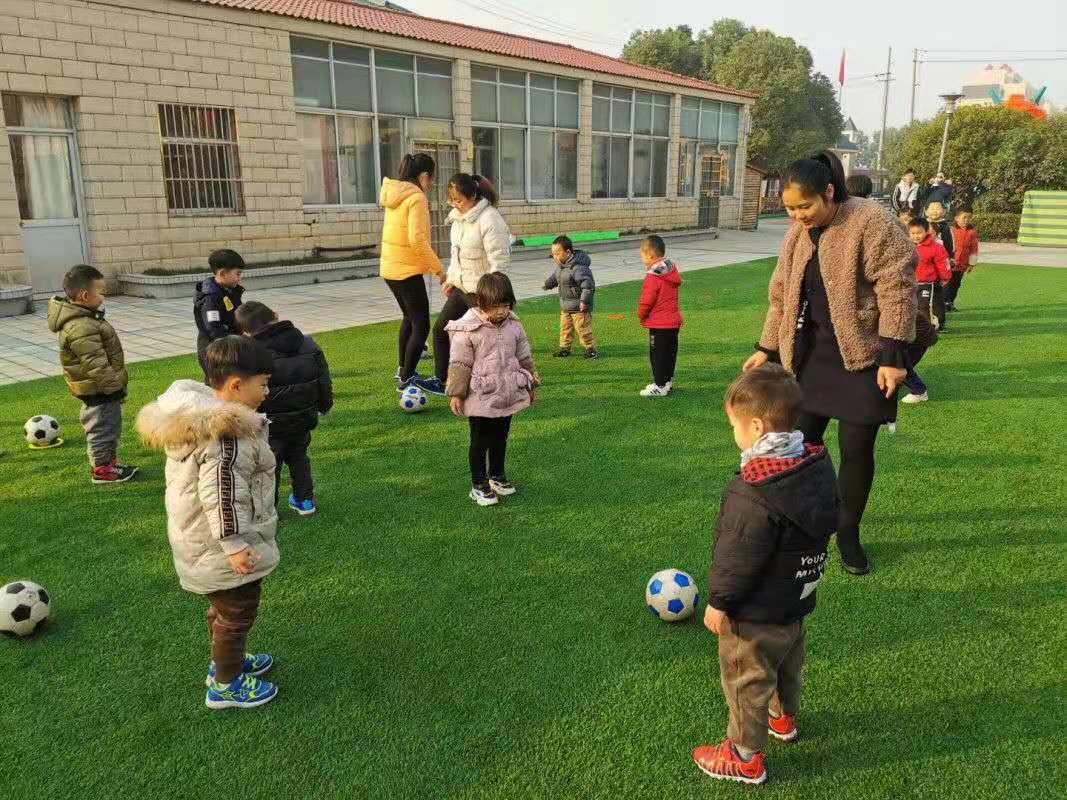 幼儿园足球知识与技能培训,幼儿园因地制宜开展足球特色教育