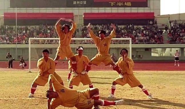 少林足球周星驰被飞铲,少林足球周星驰扔鸡蛋
