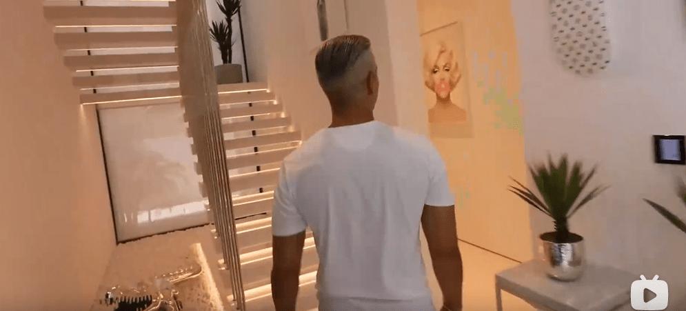 迪拜男子奋斗十年买下劳斯莱斯,迪拜小伙卖掉劳斯莱斯买法拉利