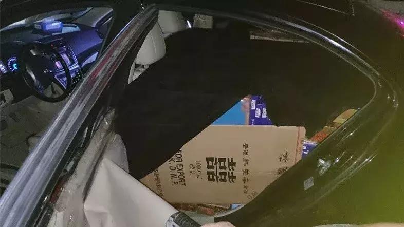 男子冲卡逃亡,男子冲卡逃跑