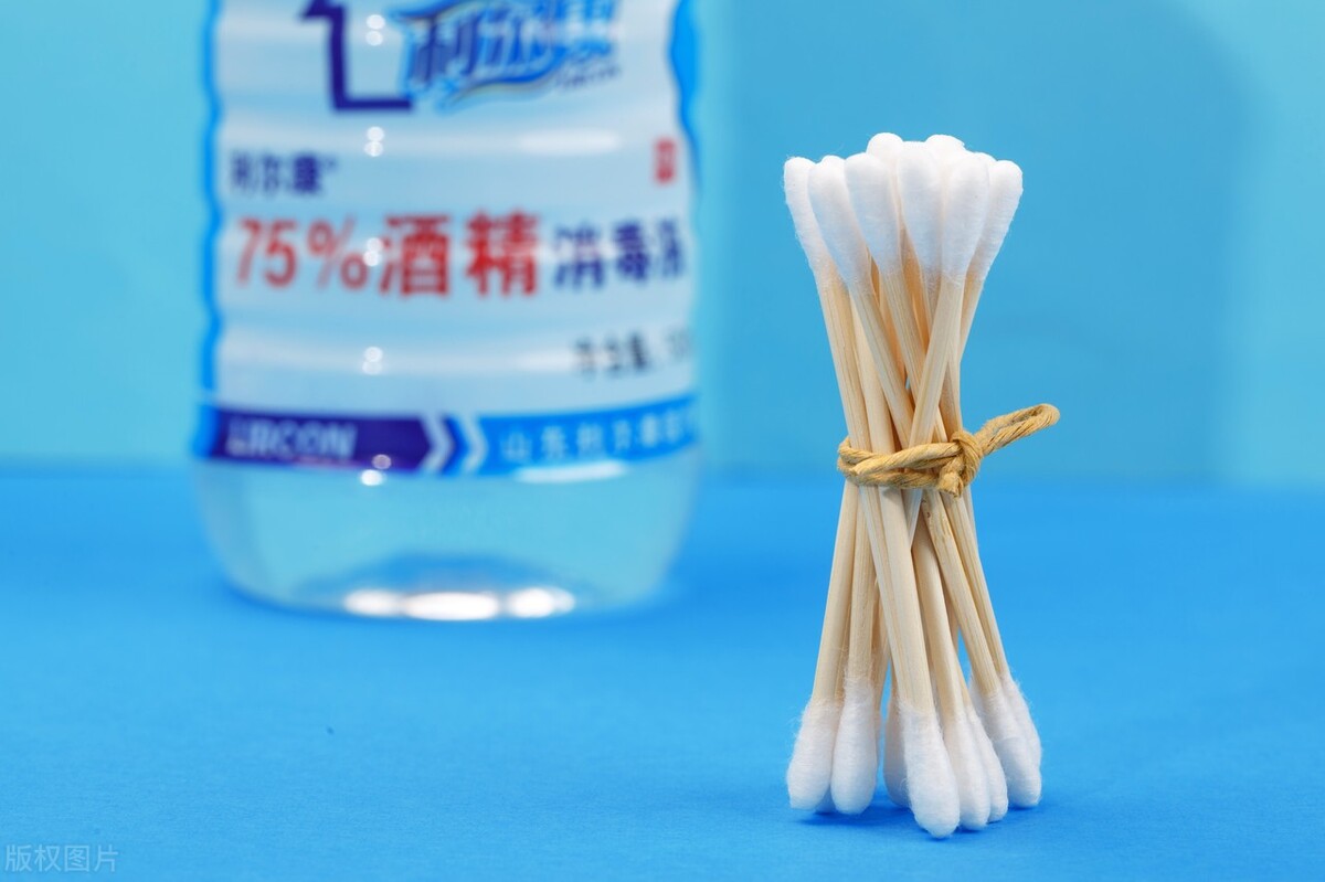 养宠经验狗狗腿瘸了怎么恢复,狗狗后右腿突然不敢着地