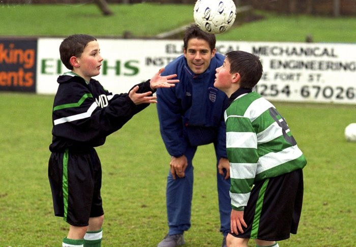 给小朋友讲解足球规则,足球训练家长准则