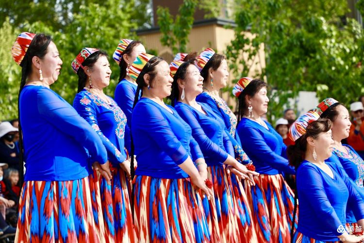 洛阳牡丹广场：*疆新**舞大联欢