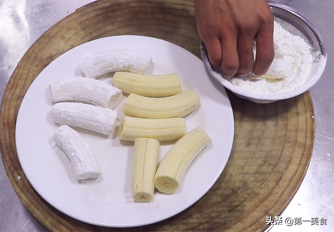 香蕉别再撕着吃了,香蕉别总扒皮直接吃