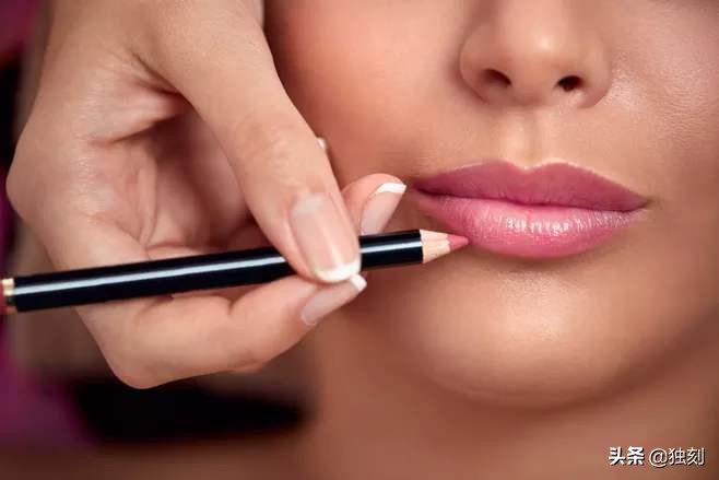 怎么用唇线笔化薄唇妆,唇线笔可以拯救不完美的唇型