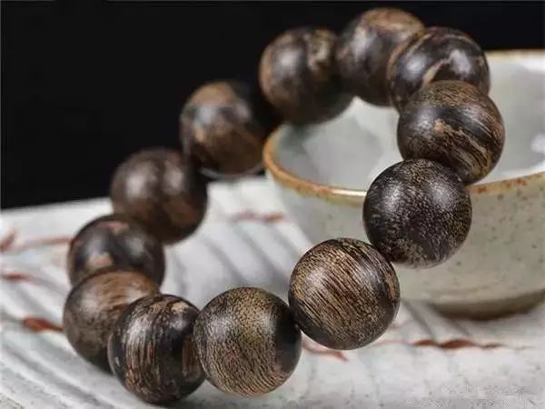 几千块的沉香手串值得入手吗,高品级的沉香手串是什么样的