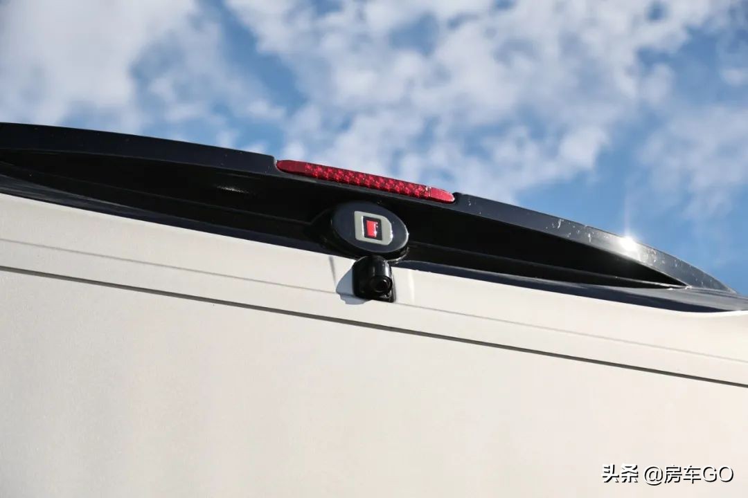 这台房车有5种充电方式，车内电器语音控制，卫生间也是干湿分离