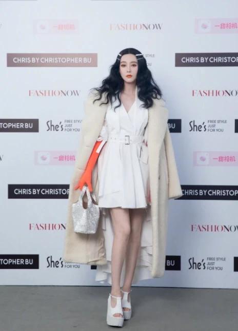 *税偷***税漏**凉透的范冰冰，机场现身短裙可爱，却露出了一个小缺点