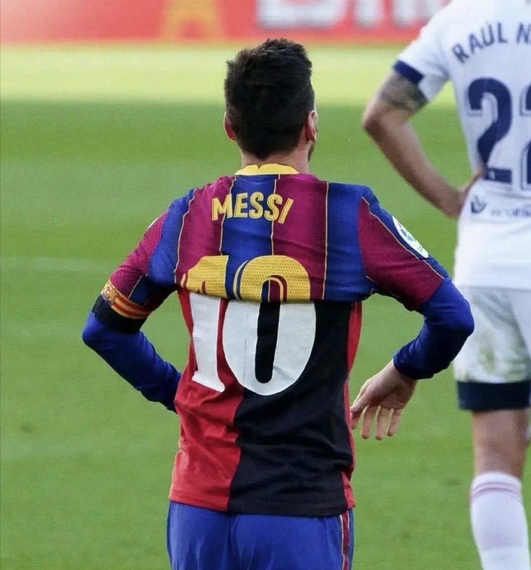 梅西脱球衣致敬马拉多纳被吃黄牌,梅西脱衣致敬