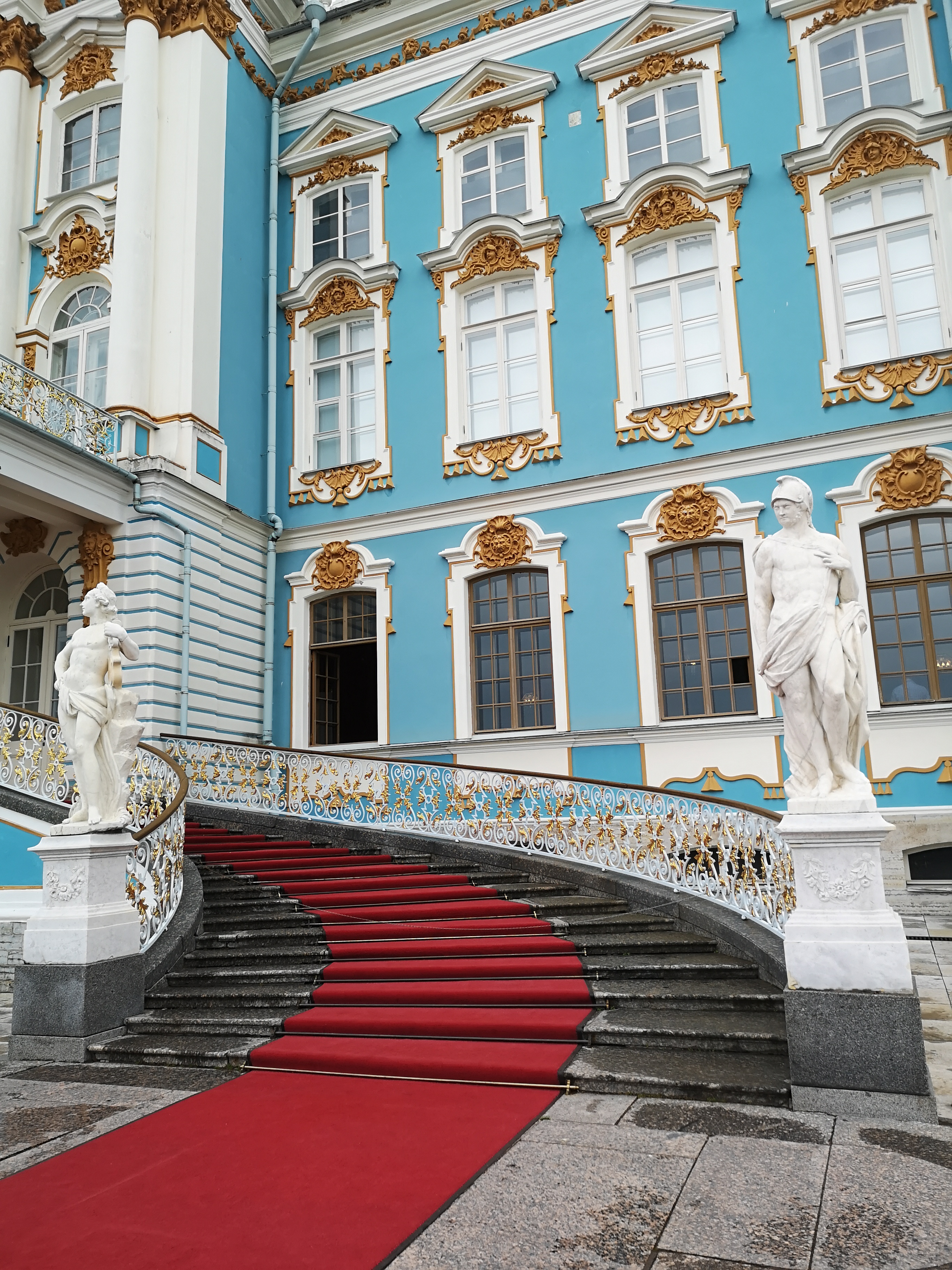 奔七的夫妻俩，自由行走在俄罗斯的圣彼得堡