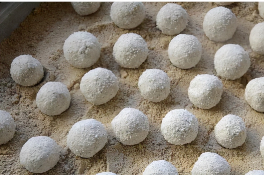 土酒曲的制作方法和用什么原材料,土酒曲白酒曲的配方和制作方法