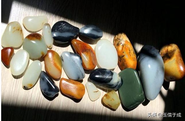 和田玉红沁和黄沁哪个更罕见,和田玉黄沁红沁哪个好