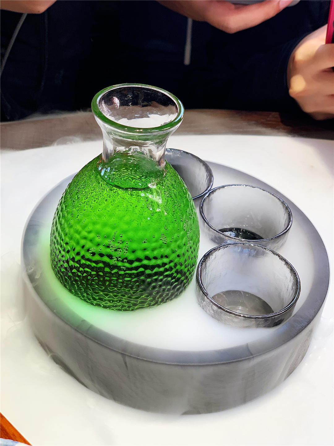 长春桂林路有家电影《叶问》同款火锅酒馆，楼里面有座“香港城”