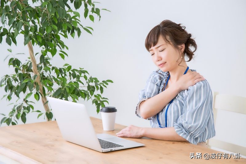 肩膀太僵硬怎么变柔软,上班肩颈僵硬怎么办