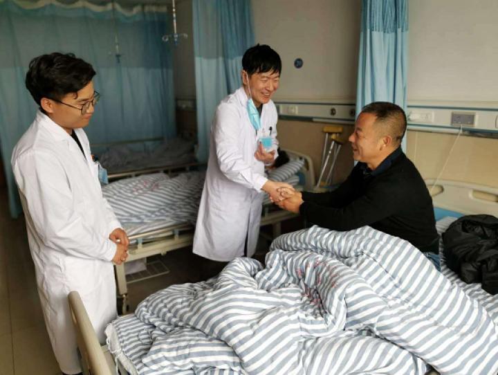 三次牵手山海情深——记大连解放军967医院骨外科主任医师时佳