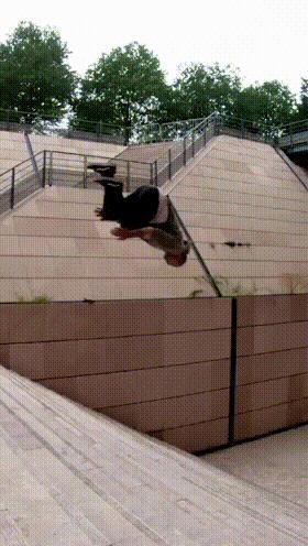 搞笑gif你以为我会乖乖地转圈吗,打着伞跳舞搞笑视频