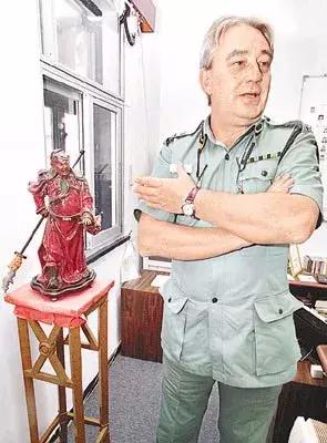 奇葩！5.7米的高粱引村民烧香祭拜，各国军营里迷信有哪些？