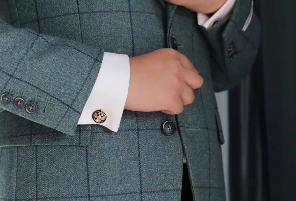 瑞典皇家配饰品牌，几百块戴出万元质感，金色手镯男女戴都好看