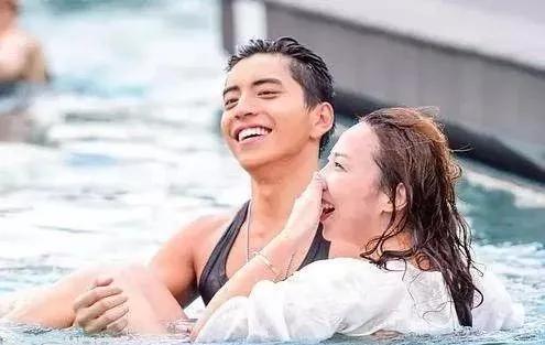 比起老男人,她果然还是更爱富二代啊