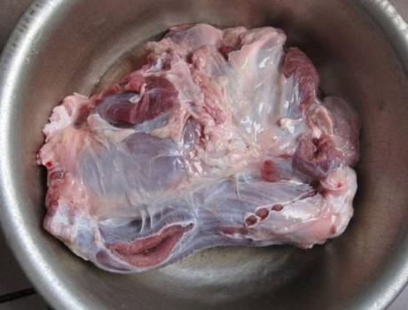 炖牛肉切记不要直接下锅炖,炖牛肉时到底焯水还是直接炖