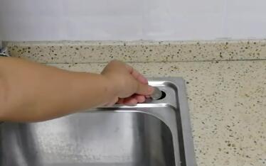 清理水槽缝隙污垢的方法,洗过的碗上面有小虫子