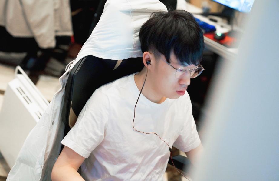 小虎给rng上单留了纳尔,小虎rng练习纳尔纪录片