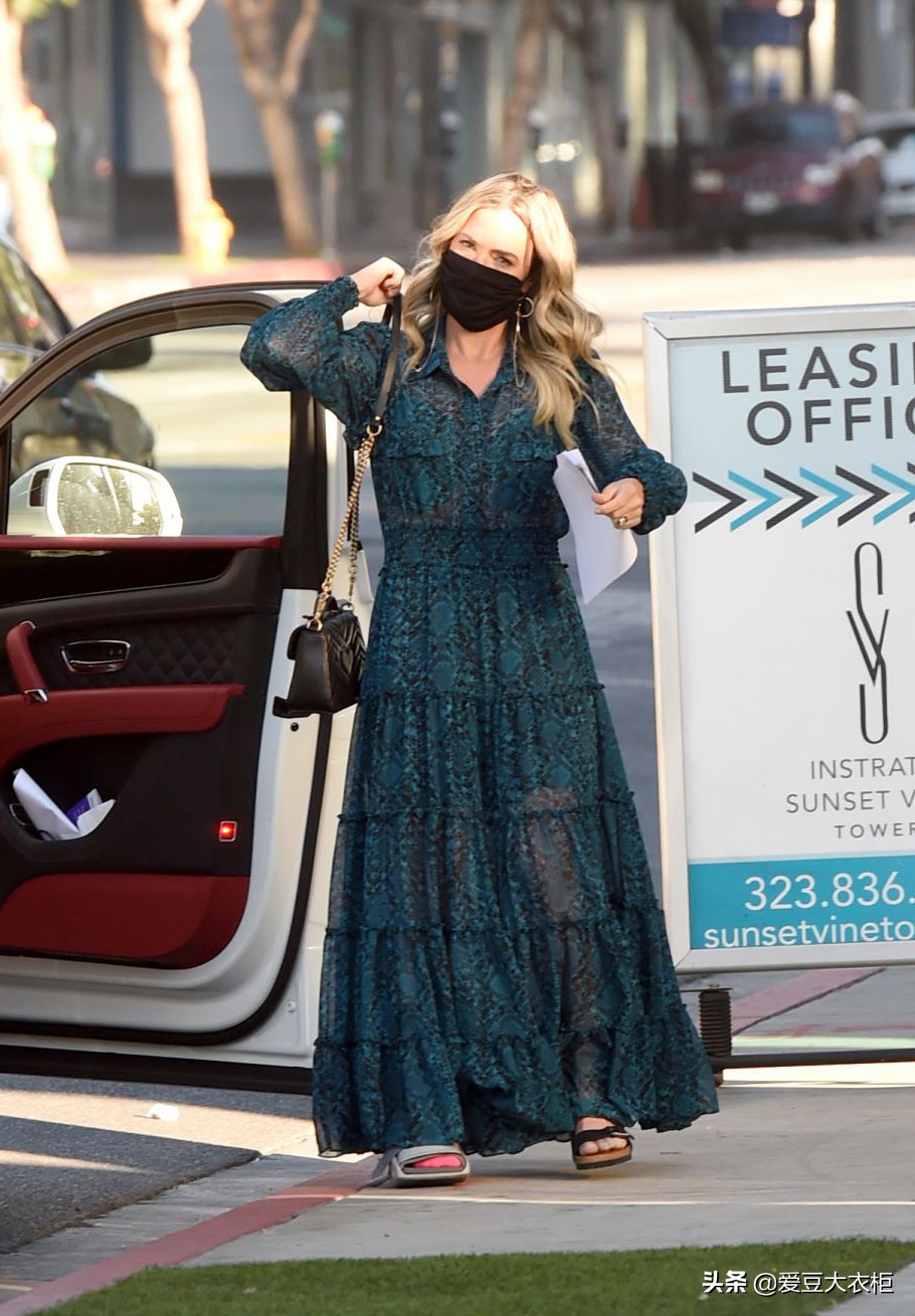 蕾哈娜衬衫不系扣的豪放，弗拉白衬衫搭百褶裙青春活力｜欧美街拍