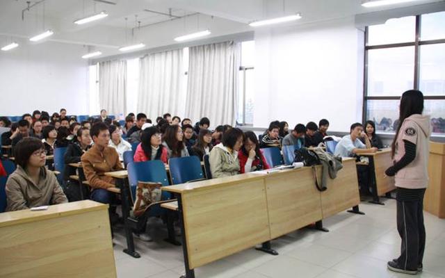 大学辅导员的年薪有多少,大学的辅导员年薪多少