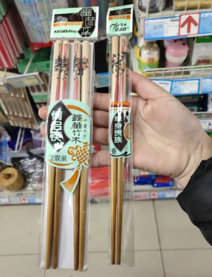 日本ekoDWorks新推出的“视觉陷阱T恤”，大写的尴尬哈哈哈哈”