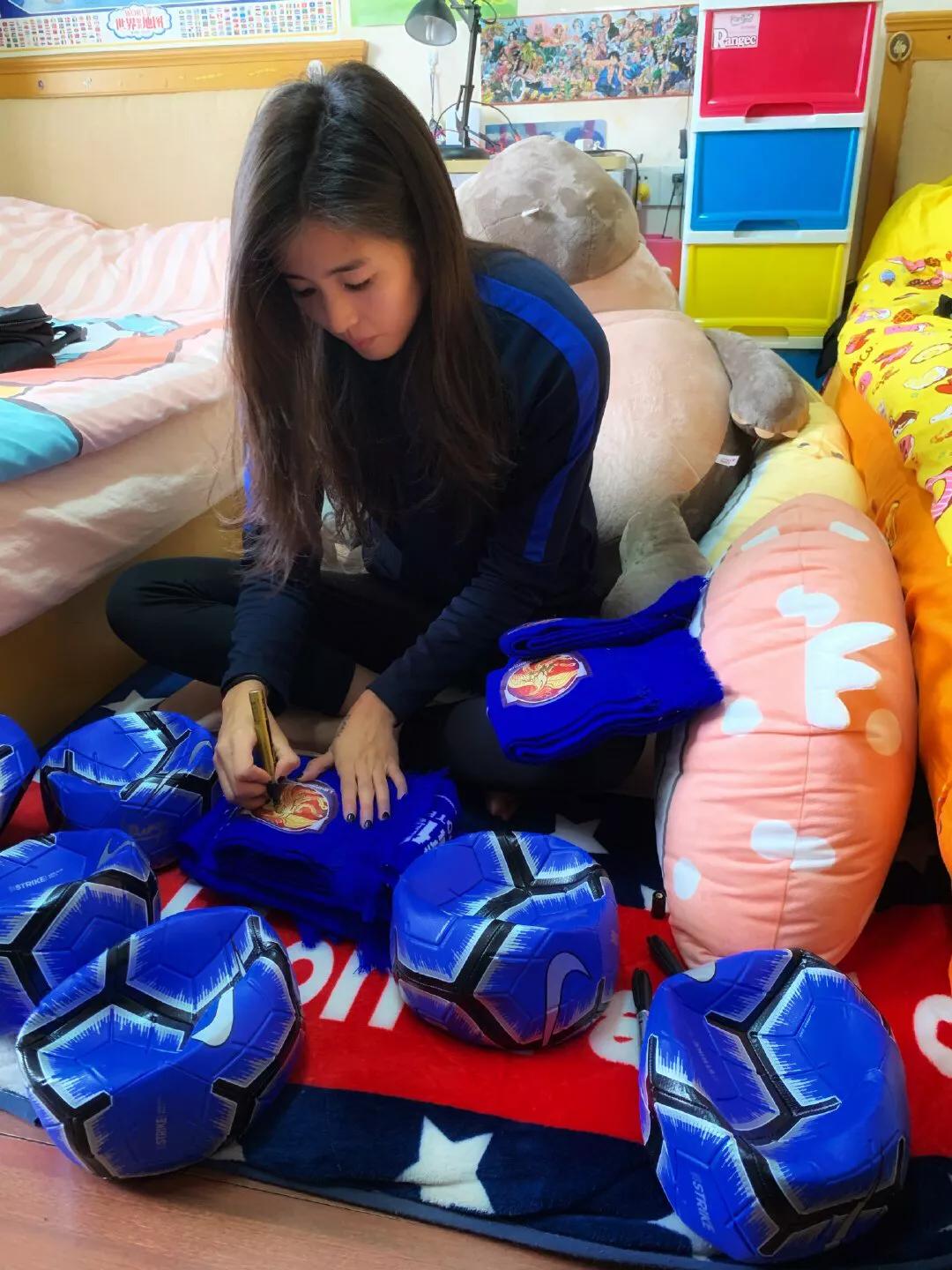 最美门将光脚坐地上，为球迷签名送礼物，卧室朴素，手上纹身亮眼